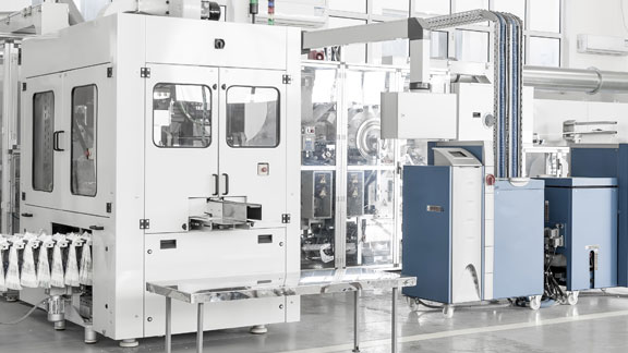 Produktionsanlage zur industriellen Herstellung von Lebensmitteln Maschine in der Fertigungshalle zur Produktion von Getränken