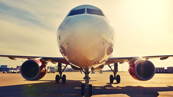 Luft- und Raumfahrttechnik - Sensorik Flugzeug zum Transport von kommerzieller Luftfracht